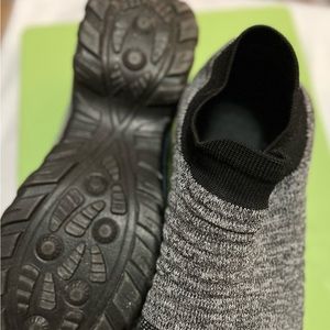 HKR women’s walking shoe non skid sole with arch support size 10